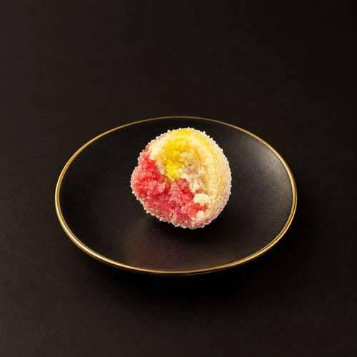 Boule de Carthage entamée, intérieur fondant rose et jaune à la pâte d'amande
