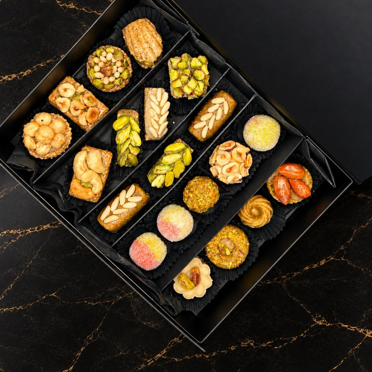 Coffret Impérial vu de dessus : mignardises au sésame, Hlou amande et pistache, Boules de Carthage
