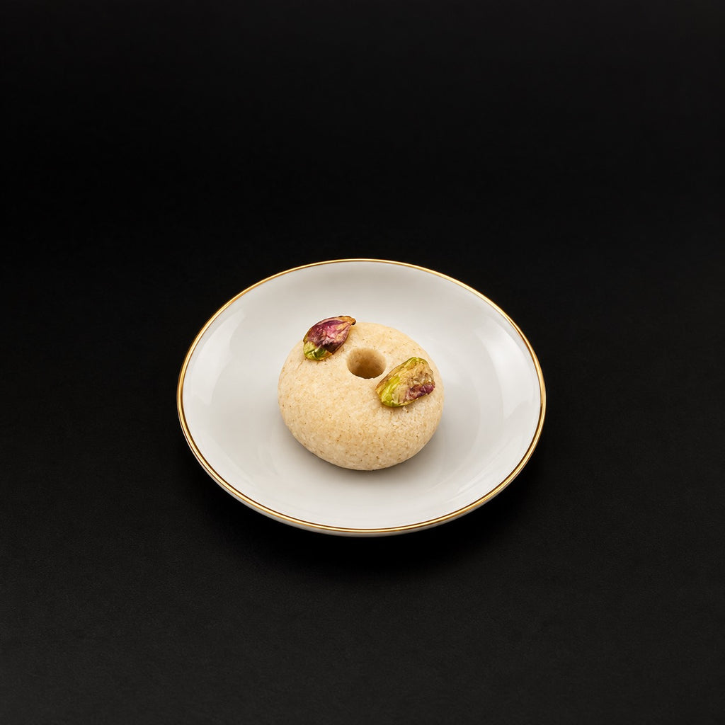 Kaak à l'amande à la pièce, assiette en porcelaine à liseré doré