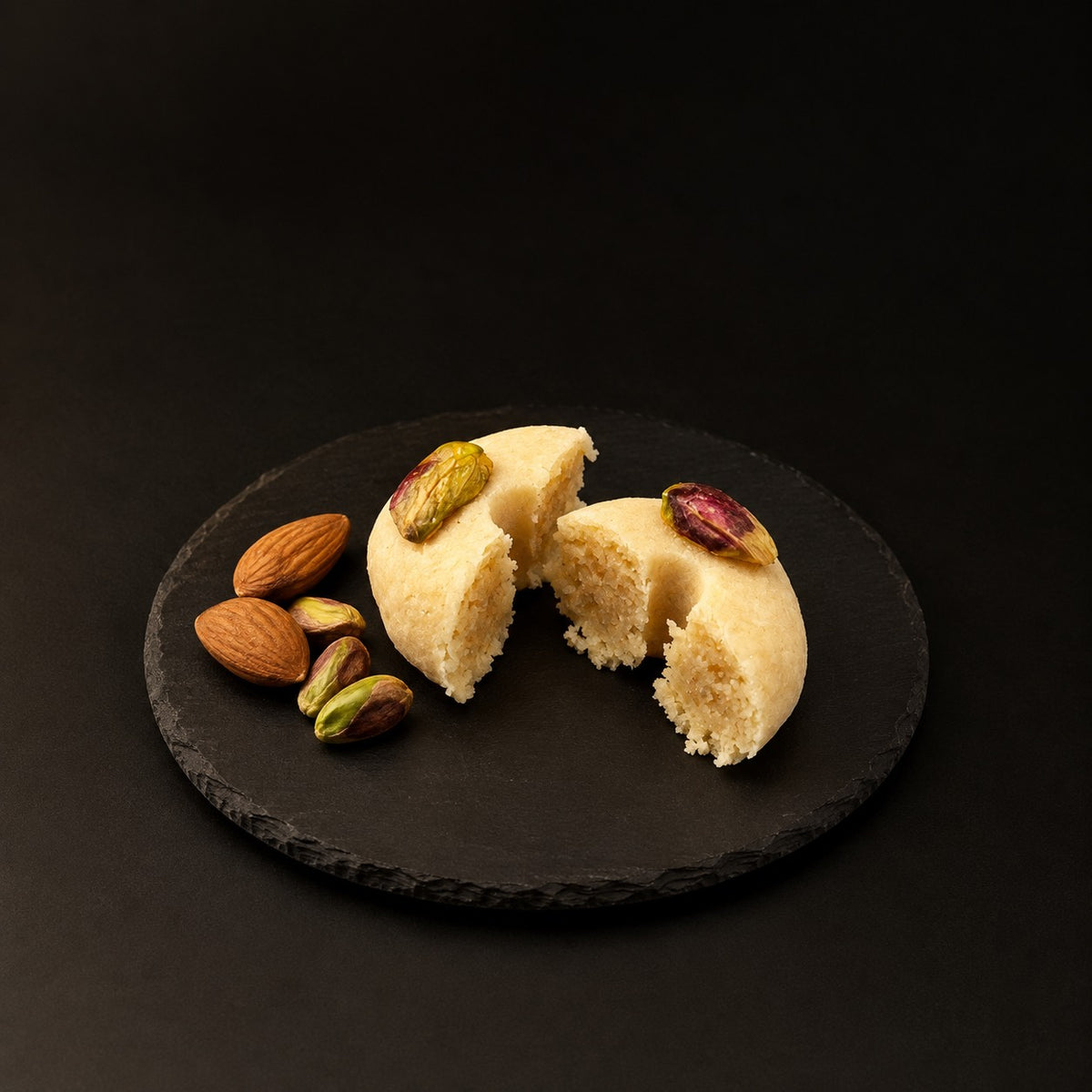 Kaak à l'amande coupé, intérieur fondant aux amandes, sur ardoise