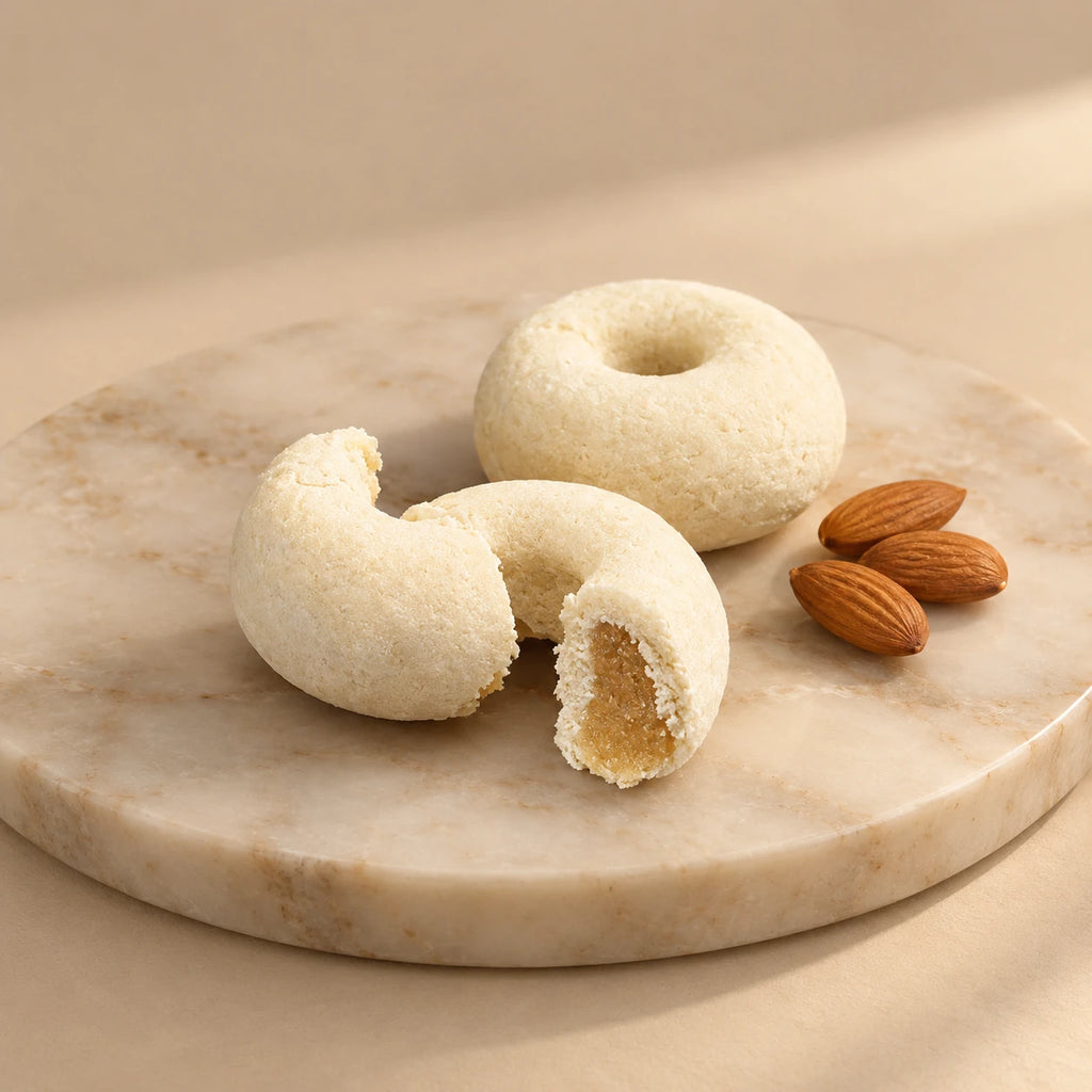 Kaak Warka cassé, farce fondante à la pâte d'amande, sur marbre avec amandes