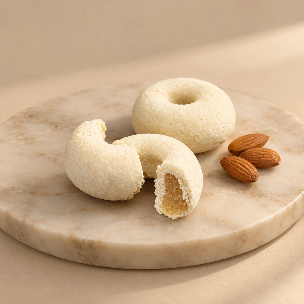 Kaak Warka cassé, farce fondante à la pâte d'amande, sur marbre avec amandes
