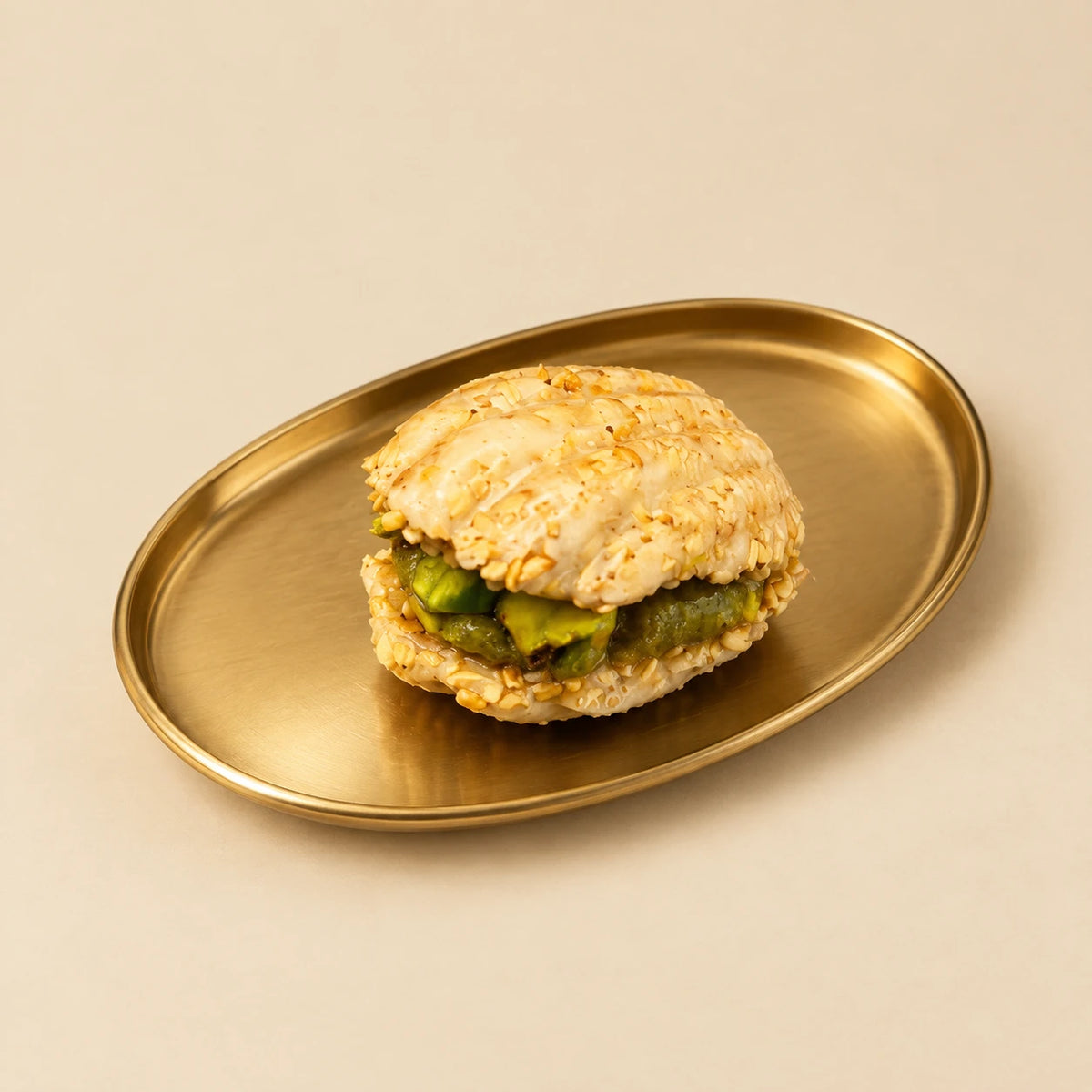 Mignardise en forme de coquillage au sésame, farce aux pistaches