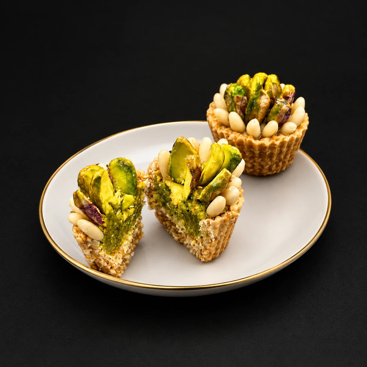 Mignardise en forme de corbeille, pistaches et pignons, coupée pour montrer la farce