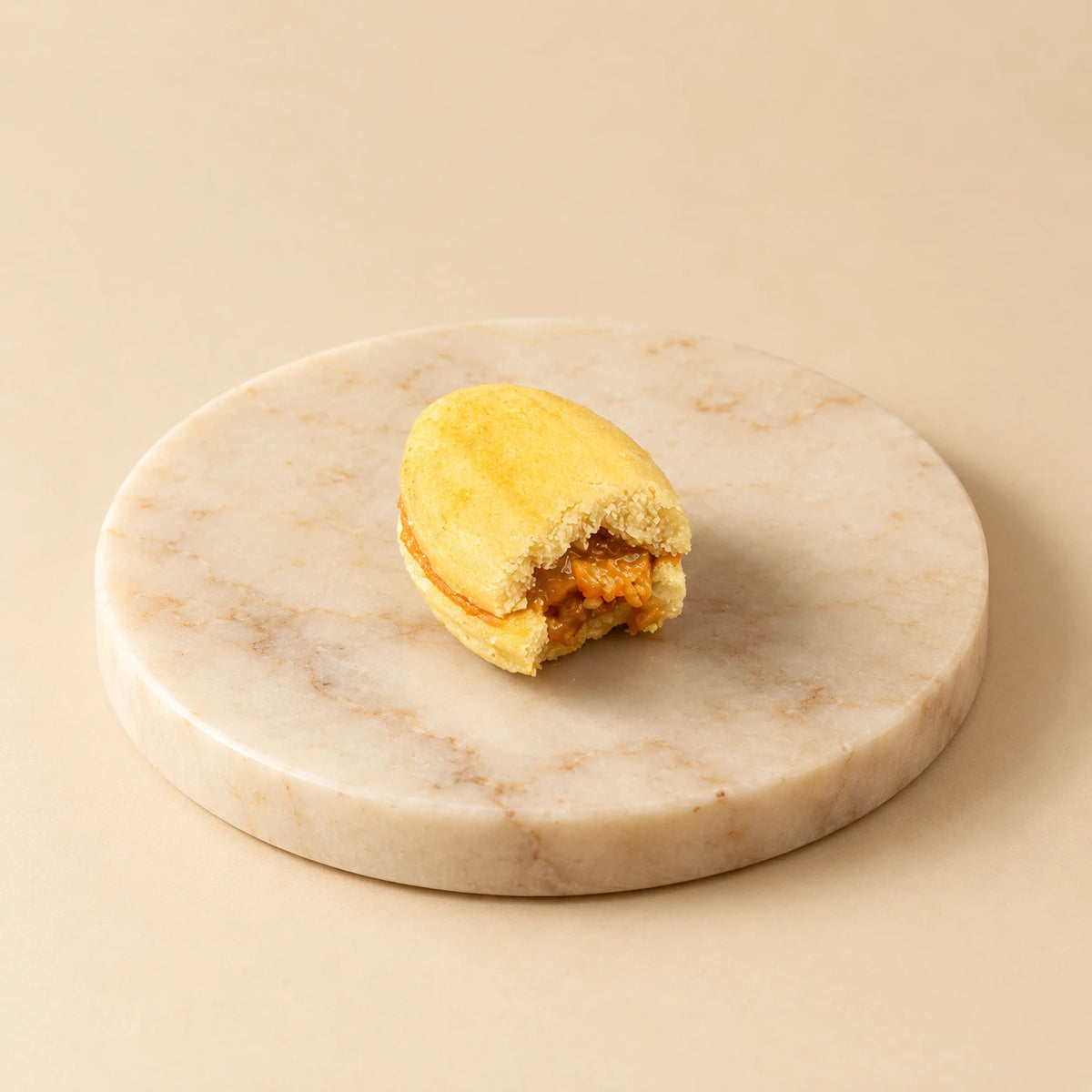 Zouza classique entamé montrant la farce caramel