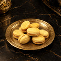 Zouza classique au caramel sur plateau en laiton doré ciselé