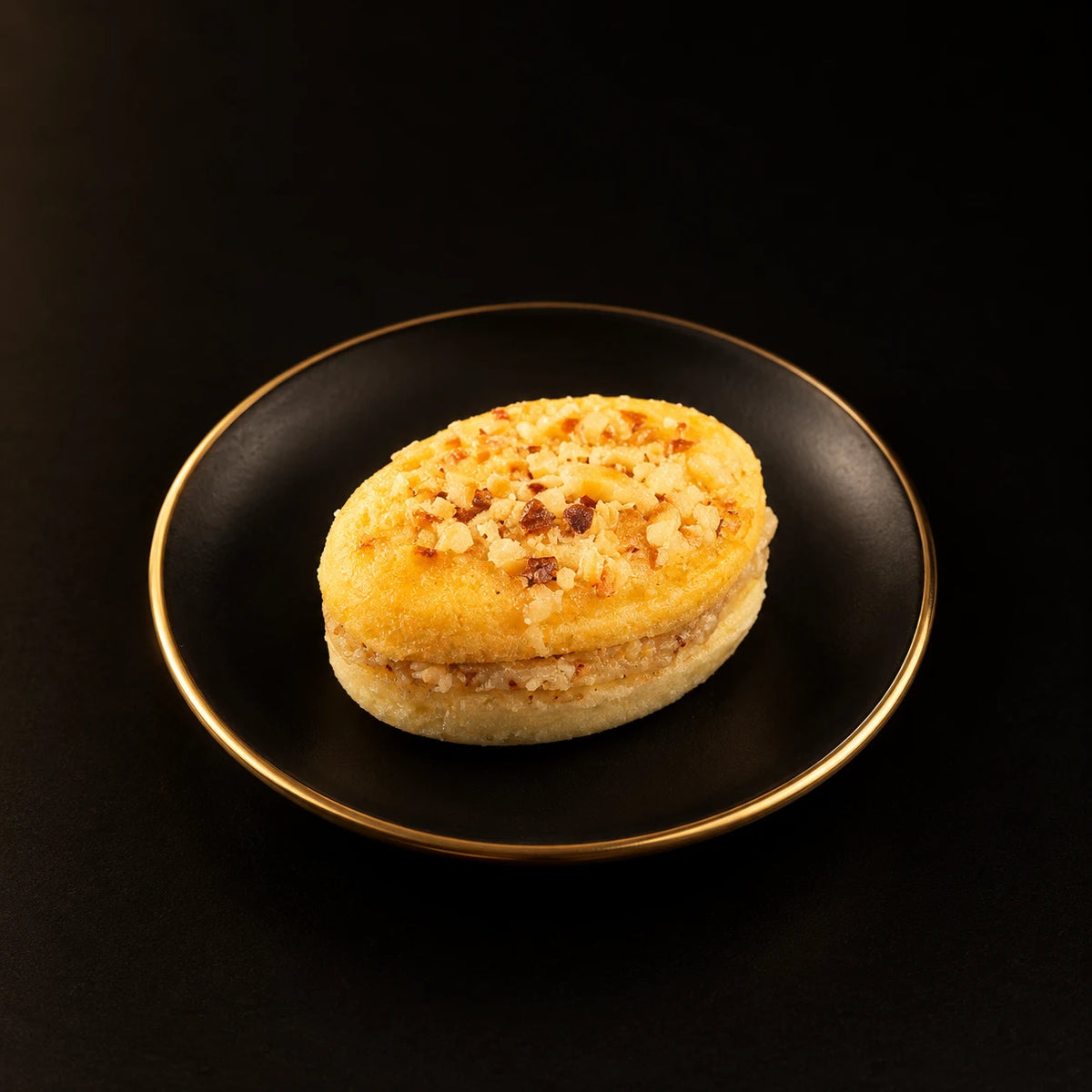 Zouza noisette à la pièce sur soucoupe noire à liseré doré