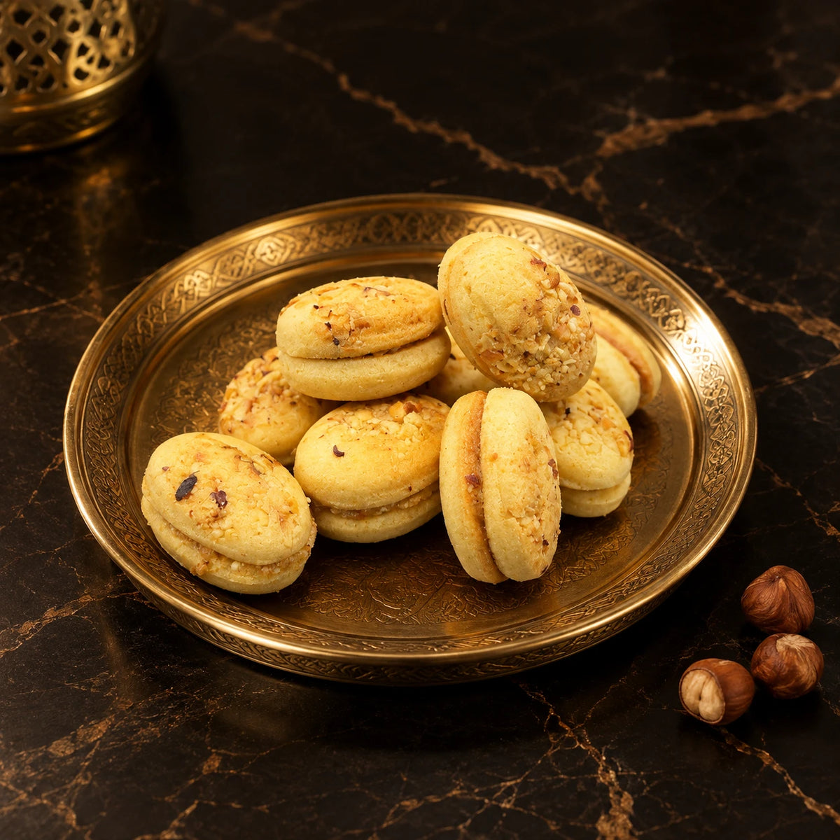 Zouza noisette sur plateau en laiton ciselé, marbre noir et or – Maison de Carthage