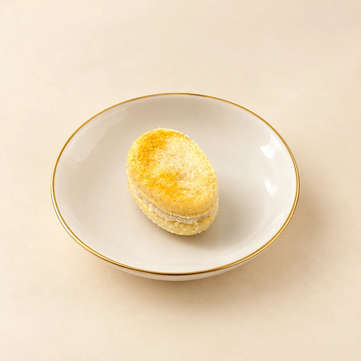 Zouza noix de coco à la pièce sur soucoupe à liseré doré